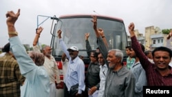 Kelompok Hindu kasta rendah India berunjuk rasa dalam aksi protes melawan serangan atas empat pria kasta rendah yang dituduh menguliti sapi.