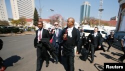 Des avocats représentant le leader du mouvement pour le changement démocratique (MDC) de l'opposition, Nelson Chamisa, arrivent à la cour pour contester la victoire électorale du président Emmerson Mnangagwa à Harare, le 22 août 2018.