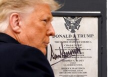 El presidente Donald Trump visita una parte del muro fronterizo entre EE. UU. y México en Álamo, Texas, donde firmó un pedazo del muro. Enero 12 de 2021.
