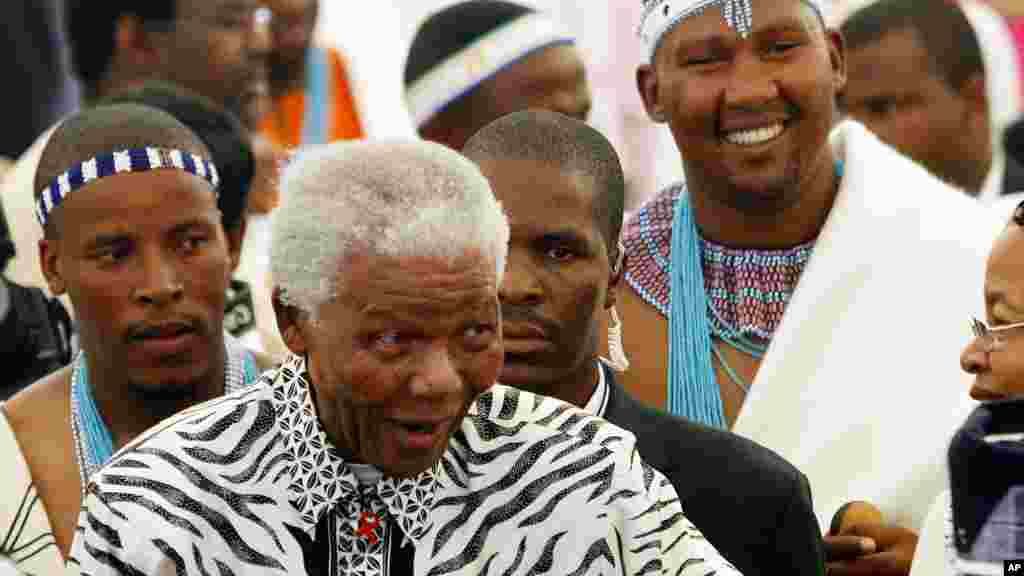 Former South African president Nelson Mandela, center, followed by his grandson Mandla Mandela, rear right, arrives at the ceremony in Mvezo, South Africa, April 16, 2007.