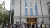 Archivo-Miembros de la prensa esperan fuera de un edificio del gobierno para una decisión de la Corte Federal en Manhattan, Nueva York, en julio de 2020.