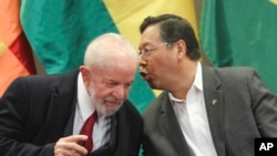 El presidente brasileño, Luiz Inácio Lula da Silva, a la izquierda, escucha al mandatario boliviano, Luis Arce, en un acto de firma de acuerdos en Santa Cruz, Bolivia, el martes 9 de julio de 2024. 