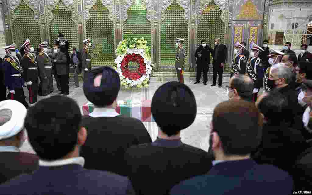 Para pelayat dan anggota pasukan Iran berdiri di sekitar peti jenazah kepala ilmuwan nuklir Iran, Mohsen Fakhrizadeh di Kuil Imam Khomeini di Teheran, 29 November 2020. (Foto: Khodabakhsh Malmir/ WANA via Reuters).&nbsp;&nbsp;Fakhrizadeh dilaporkan tewas oleh serangan senapan mesin yang dikendalikan secara otomatis dengan remote control. Iran menyalahkan Israel di balik serangan maut ini.&nbsp;