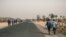 Des lycéens marchent sur la route de Mokolo à Maroua, Région de l'Extrême-Nord, Cameroun, le 20 février 2018.