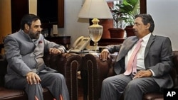 Indian Commerce Minister Anand Sharma, left, speaks with Pakistani Commerce Secretary Zafar Mahmood, New Delhi, India, Nov. 15, 2011.