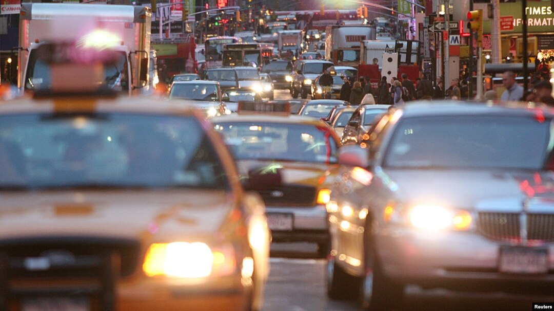 Los grandes congestionamientos vehiculares y el precio de la gasolina son otros factores que desaniman a los conductores.