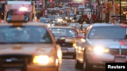 Los grandes congestionamientos vehiculares y el precio de la gasolina son otros factores que desaniman a los conductores.