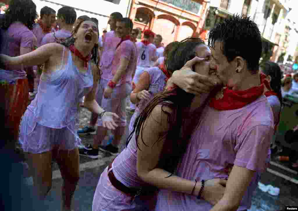 Cütlük San Fermin festivalında bir-birini qucaqlayır. Pamplona, İspaniya. 7 iyul, 2016.