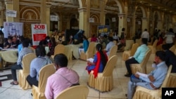 แฟ้มภาพ - ผู้สมัครงานรอเข้าสัมภาษณ์งานในไฮเดอร์ราบาด อินเดีย 24 ก.ค. 2021 (เอพี)