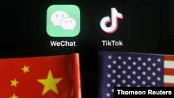 Imagen ilustrativa de las aplicaciones Wechat y TikTok junto con las banderas de China y EE.UU.