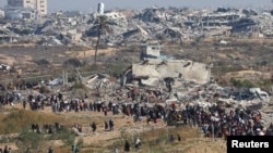 Palestinci, koji su raseljeni na jug po izraelskoj naredbi tokom rata, vraćaju se svojim domovima u sjevernoj Gazi, u blizini grada Gaze, 27. januara 2025. godine.