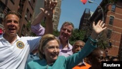 Gay Pride, le 26 juin 2016, avec la candidate démocrate à la présidentielle Hillary Clinton, le gouverneur de l'Etat de New York Andrew Cuomo et le maire Bill de Blasio, le pasteur Al Sharpton et la première dame de la ville de New York Chirlane McCray. 