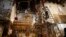 Công nhân lau đèn tại nhà thờ Nativity, thành phố Bethlehem, Bờ Tây (ảnh chụp ngày 5/12/2018)