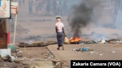 Une route barrée à Cosa dans la banlieue de Conakry, Guinée, le 14 octobre 2019. (VOA/Zakaria Camara)