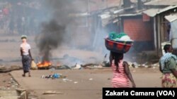 Une route barrée à Cosa dans la banlieue de Conakry, Guinée, le 14 octobre 2019. (VOA/Zakaria Camara)