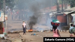 Une route barrée à Cosa dans la banlieue de Conakry, Guinée, le 14octobre 2019. (VOA/Zakaria Camara)