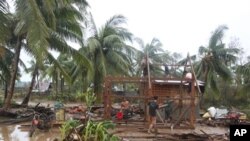 Warga Filipina kembali bersiap menghadapi topan Bopha yang telah melanda Filipina selatan pekan lalu. 