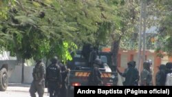 Photo d’archives : les forces de l’ordre encerclant le domicile du leader de la Résistance nationale mozambicaine (Renamo), Afonso Dhlakama, à Beira, dans le centre du pays – octobre 2015.