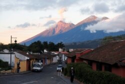 Vista del Volcán de Fuego que se impone frente a la ciudad de Antigua Guatemala. Esa ciudad es una de las más emblemáticas del turismo guatemalteco.