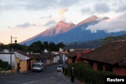 Vista del Volcán de Fuego que se impone frente a la ciudad de Antigua Guatemala. Esa ciudad es una de las más emblemáticas del turismo guatemalteco.