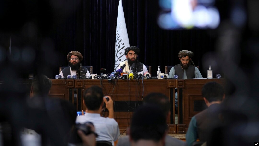 Glasnogovornik talibana Zabihullah Mudžahid, u sredini, govori na svojoj prvoj konferenciji za novinare, u Kabulu, Afganistan, utorak, 17. avgusta 2021.