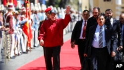 ARCHIVO - El presidente de Nicaragua, Daniel Ortega, saluda después de asistir a la toma de posesión del presidente venezolano, Nicolás Maduro, para un tercer mandato en Caracas, Venezuela, el 10 de enero de 2025. 