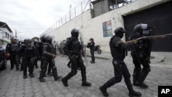 Policías y militares refuerzan seguridad alrededor de la prisión El Inca en Quito, durante motín dentro del recinto un día después de que las autoridades informaron de la fuga de otra carcel en Guayaquil del líder de la pandilla Los Choneros, Adolfo Macías, alias "Fito".