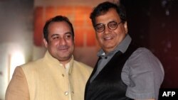 بھارتی فلم پروڈیوسر، ڈائریکٹر سبھاش گھئی اور پاکستانی گلوکار راحت فتح علی خان : فائل فوٹو