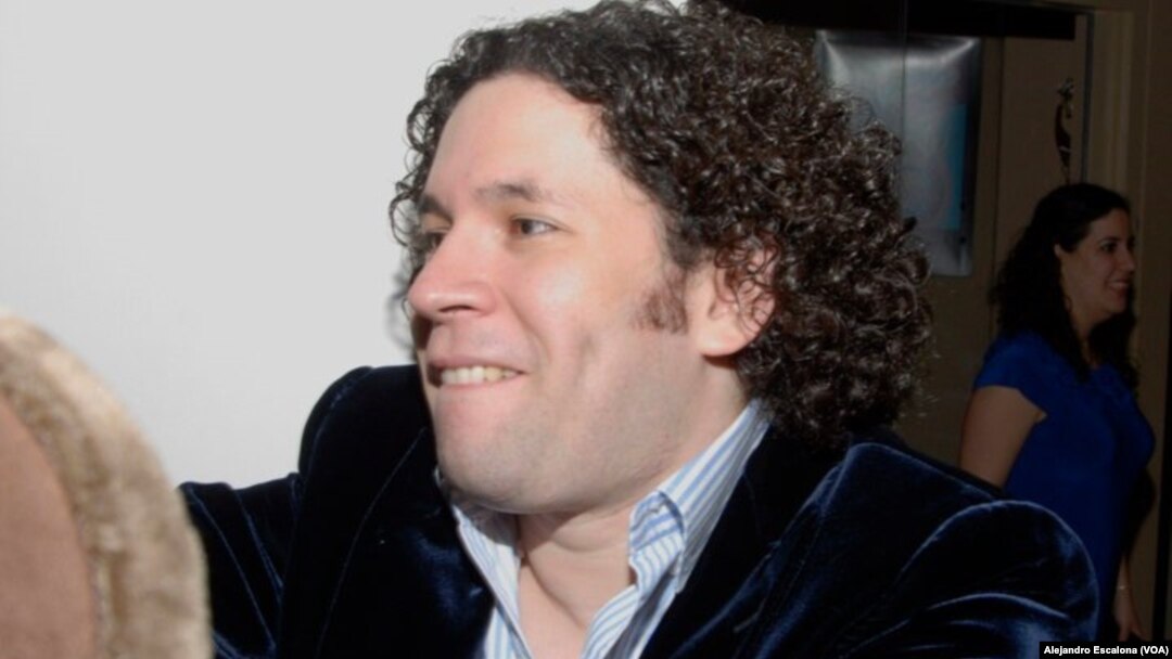 El director de la Filarmónica de Los Angeles, Gustavo Dudamel, firma autógrafos a la salida de una presentación de la orquesta en el Centro Kennedy para las Artes Escénicas. Washington, D.C., 17-5-2010. Foto: Alejandro Escalona.