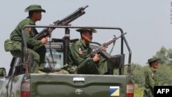 ရခိုင်ပြည်နယ်တွင် လုံခြုံရေးယူနေသည့် မြန်မာ့တပ်မတော်သားများ။