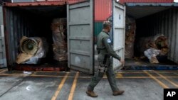 Un oficial de policía patrulla el barco norcoreano que llevaba la carga de material bélico cubano sin declarar.
