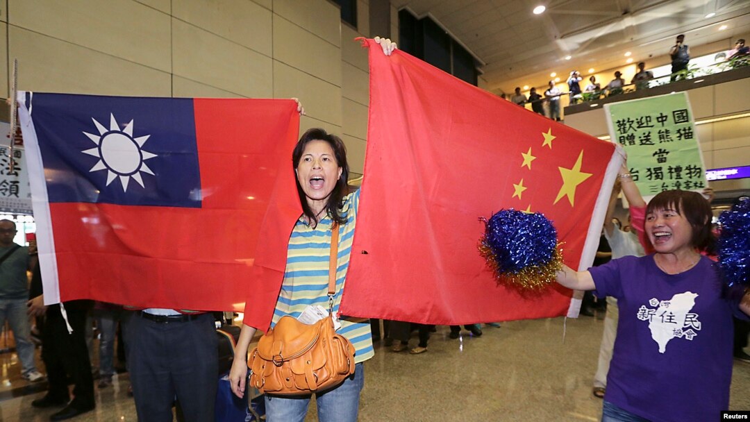親中國的台灣活動人士在桃園機場手舉中國和台灣旗幟歡迎大陸海協會會長張志軍訪問台灣。（2014年6月25日） 