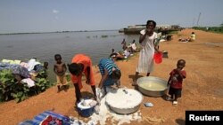 Wasu 'yan Sudan ta Kudu sun makale a gabar kogin Kosti