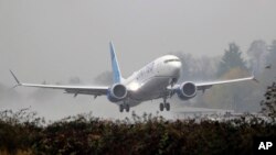 Beoing 737 MAX poleće sa aerodroma u Rentonu u državi Washington, 11. decembra 2019. (Foto: AP) 