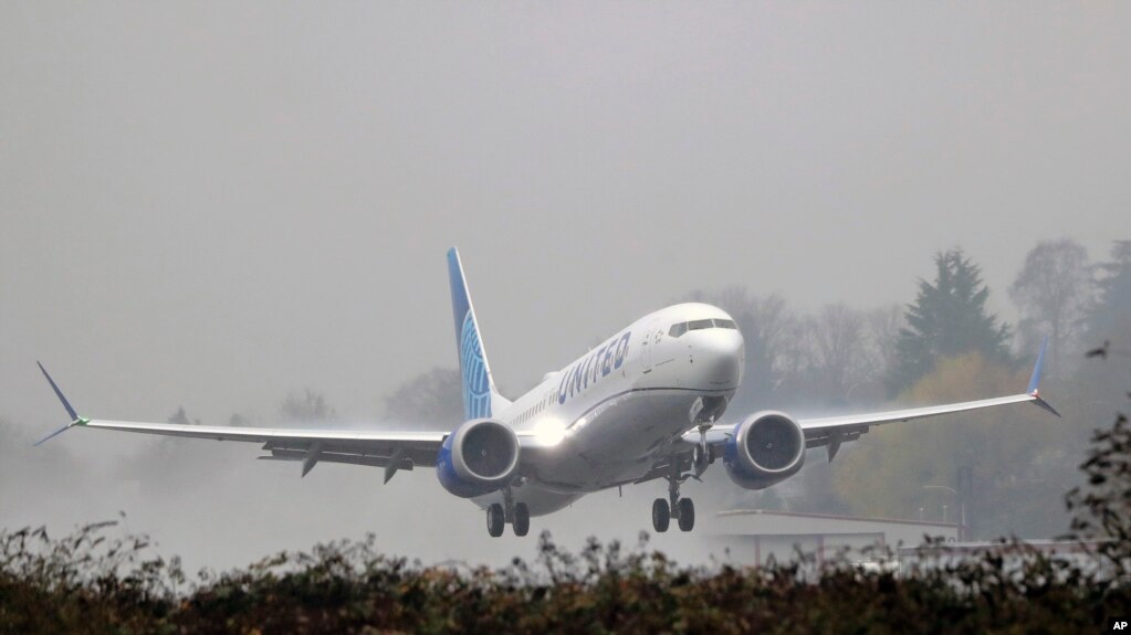 Một máy bay Boeing 737 Max của hãng United Airlines cất cánh trong mưa ngày 11/12/2019, tại phi trường Renton ở Renton, tiểu bang Washington..