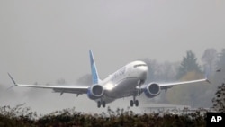 Một máy bay Boeing 737 Max của hãng United Airlines cất cánh trong mưa ngày 11/12/2019, tại phi trường Renton ở Renton, tiểu bang Washington..