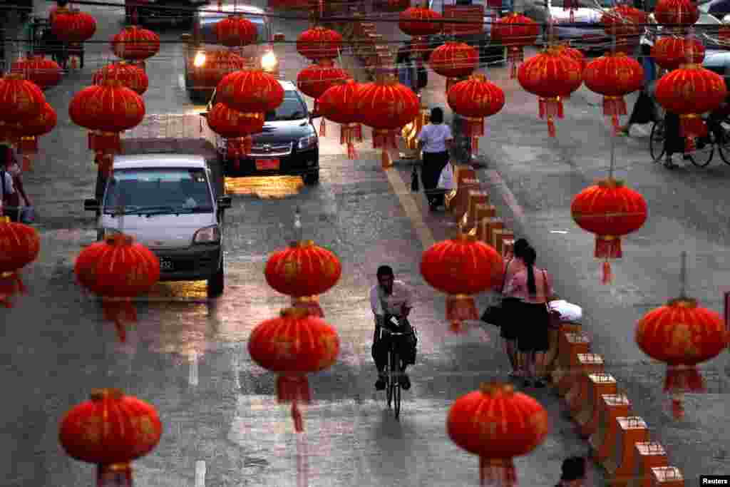 缅甸仰光街头装点着中国式红灯（2017年1月25日）