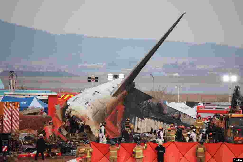 Los equipos de rescate trabajan en el lugar del accidente del avión de Jeju en el Aeropuerto Internacional de Muan, el 29 de diciembre de 2024.