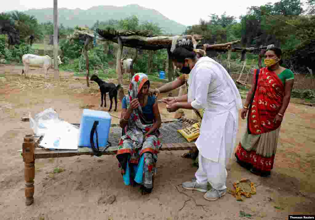 인도 바나스칸타 지역에서 의료진이 신종 코로나바이러스 백신 접종을 집집마다 방문하며 실시하고 있다. 