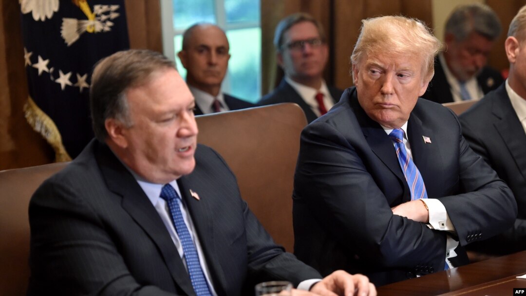 Presiden AS Donald Trump (kanan) mendengarkan keterangan dari Menteri Luar Negeri, Mike Pompeo (kiri) dalam rapat kabinet, 18 Juli 2018, di Gedung Putih, Washington, DC.