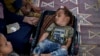 Bayi Abdel-Rahman Abu El-Jedian, yang menderita polio, tampak tertidur di sebuah tenda di kamp di deir al-Balah, Gaza tengah, pada 27 Agustus 2024. (Foto: AP/Abdel Kareem Hana)