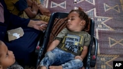 Bayi Abdel-Rahman Abu El-Jedian, yang menderita polio, tampak tertidur di sebuah tenda di kamp di deir al-Balah, Gaza tengah, pada 27 Agustus 2024. (Foto: AP/Abdel Kareem Hana)