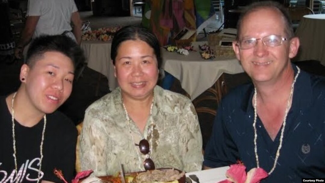 Sandy Phan Gillis (tengah) tampak dalam foto yang tak bertanggal dan tanpa keterangan bersama suaminya Jeff Gillis (Foto: Atas Perkenan – SaveSandy.org)