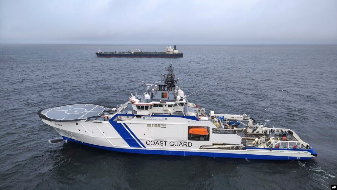 Brod Obalne straže Finske i tanker "Eagle S" u pozadini, 26. decembra 2024. (Foto: AP/Rajavartiosto-Finska obalna straža)