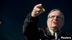 El alguacil Joe Arpaio asiste a cuatro audiencias judiciales para responder por el perfil racial de sus patrullajes