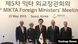 윤병세 한국 외교부 장관이 22일 서울에서 개막된 제5차 믹타(MIKTA) 외교장관회의에서 참가국 외교장관들과 기념촬영을 하고 있다. 왼쪽부터 하산 클레이브 인도네시아 외교장관 특사, 줄리 비숍 호주 외교장관, 윤병세 장관, 메블륫 차부시오울루 터키 외교장관, 호세 안토니오 믿 멕시코 외교장관. 