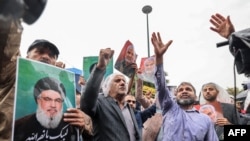 Sejumlah demonstran meneriakkan slogan anti-Israel dalam demo di Lapangan Palestina, Teheran, menyusul konfirmasi tewashnya pemimpin Hizbullah, Hassan Nasrallah, Sabtu, 28 September 2024. (Foto: Atta Kenare/AFP)