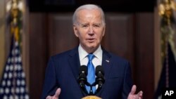El presidente Joe Biden habla durante una reunión del Consejo Asesor de Infraestructura Nacional en la Casa Blanca, el miércoles 13 de diciembre de 2023, en Washington.