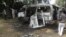 尼日利亚城市波蒂斯库姆发生公交车爆炸后，人们检查这辆汽车