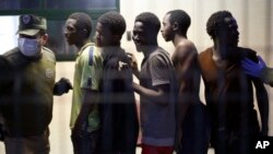 Des migrants arrivent à l'enclave de Ceuta, en Espagne, le 17 février 2017.